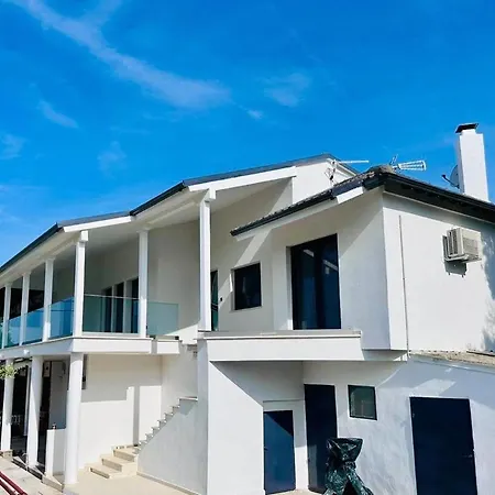 Iraklia Sea View דירה