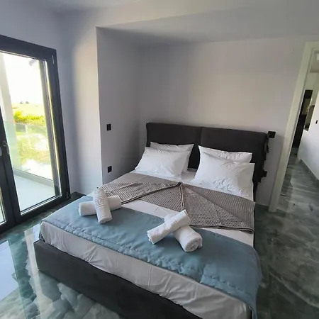 Iraklia Sea View דירה